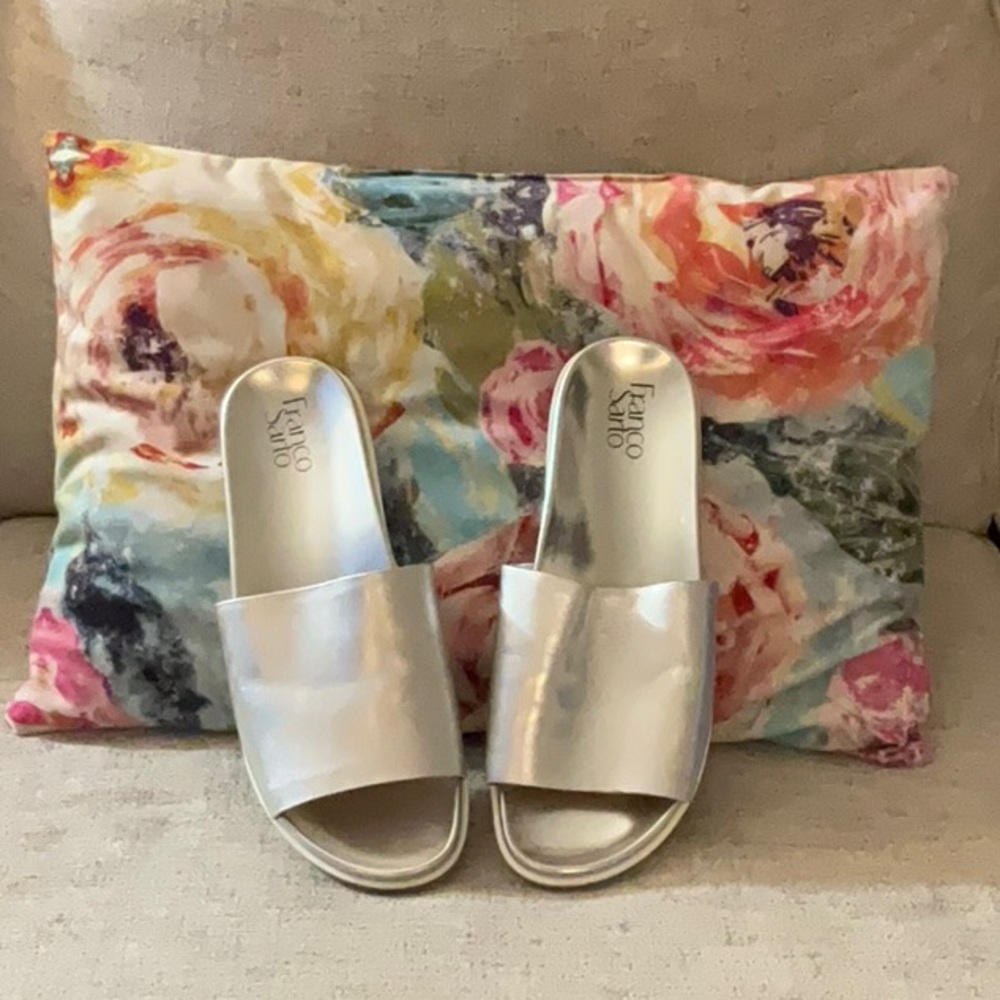 NWOT Silver Slides W11